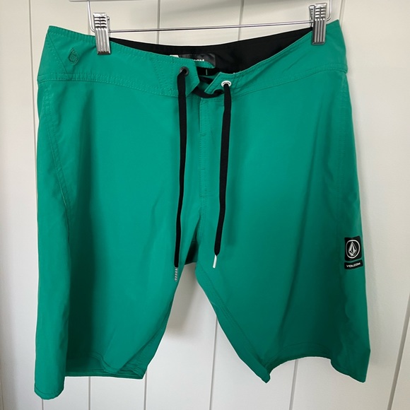 Volcom Board shorts  Size 30 - Picture 2 of 3